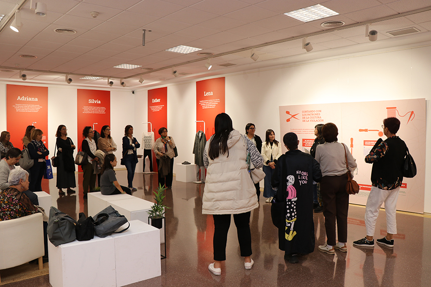 Inaugurada la exposición '¿Qué llevabas puesto? Desmontando patrones sobre la violencia sexual'