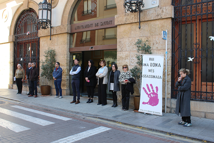 Silencio a las puertas de los edificios municipales por los presuntos asesinatos machistas y de violencia vicaria perpetrados en Navarra y Santa Cruz de Tenerife