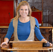 El Gabinet de Promoció del Valencià presenta los carteles de indumentaria fallera