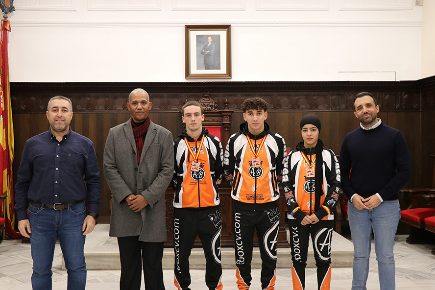 El Ayuntamiento de Sagunto ha recibido a cuatro deportistas del Club Lord Boxing por sus medallas nacionales