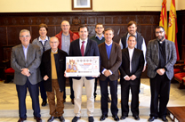 El alcalde presenta el décimo de Jueves Santo de la Lotería Nacional ilustrado con uno de los pasos de la Semana Santa Saguntina declarada Fiesta de Interés Turístico Nacional