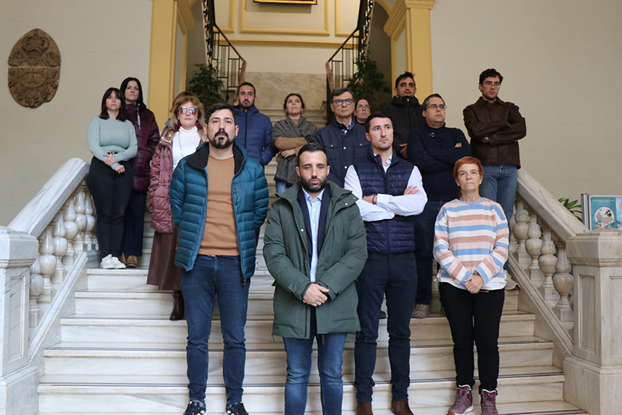 Silencio a las puertas de los edificios municipales por los presuntos asesinatos machistas perpetrados en Catarroja y Tarragona