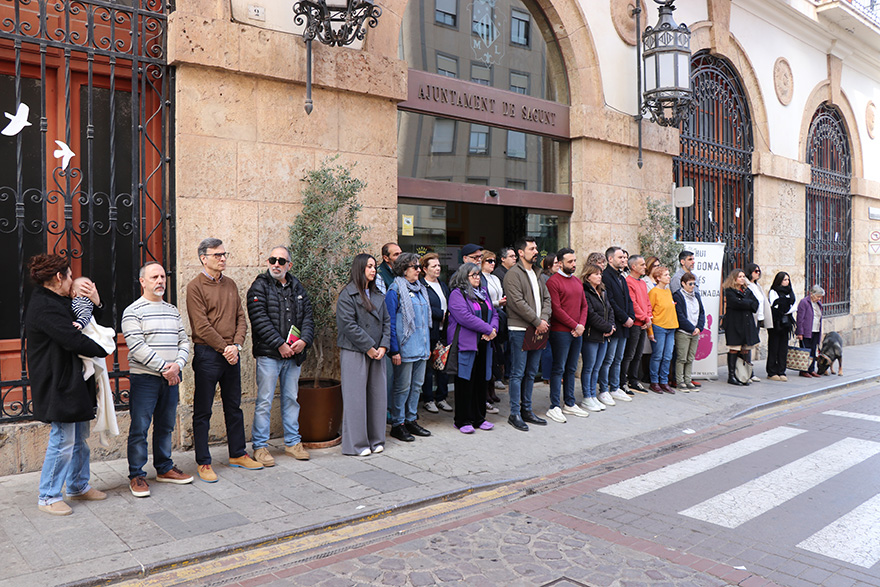 Silencio a las puertas de los edificios municipales por los presuntos asesinatos machistas perpetrados en Xilxes y en Madrid